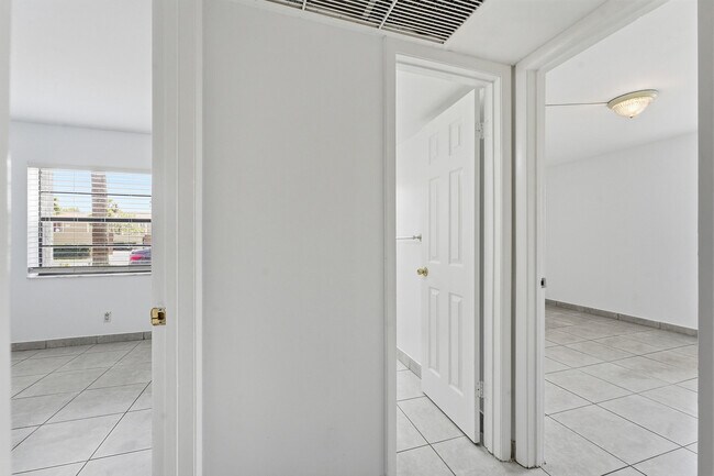 Building Photo - 2671 Riverside Dr