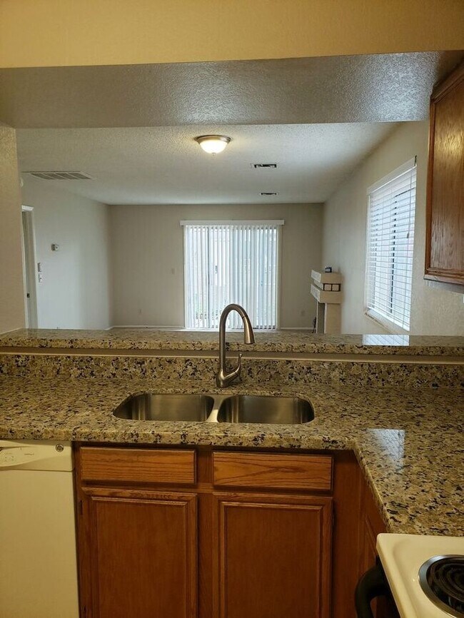 Building Photo - COMING SOON! Peoria Townhouse
