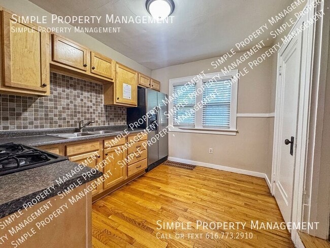 Building Photo - 1246 Dickinson St SE