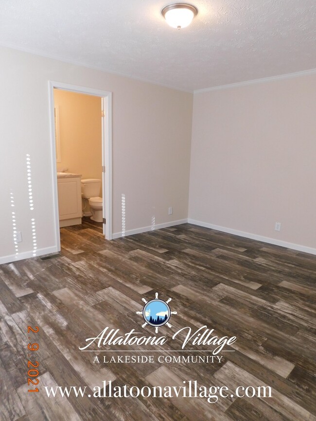 Building Photo - Lake Allatoona Living and 1 mile from Down...