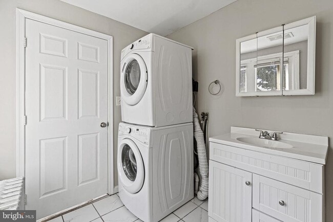 Building Photo - 307 Roxborough Ave