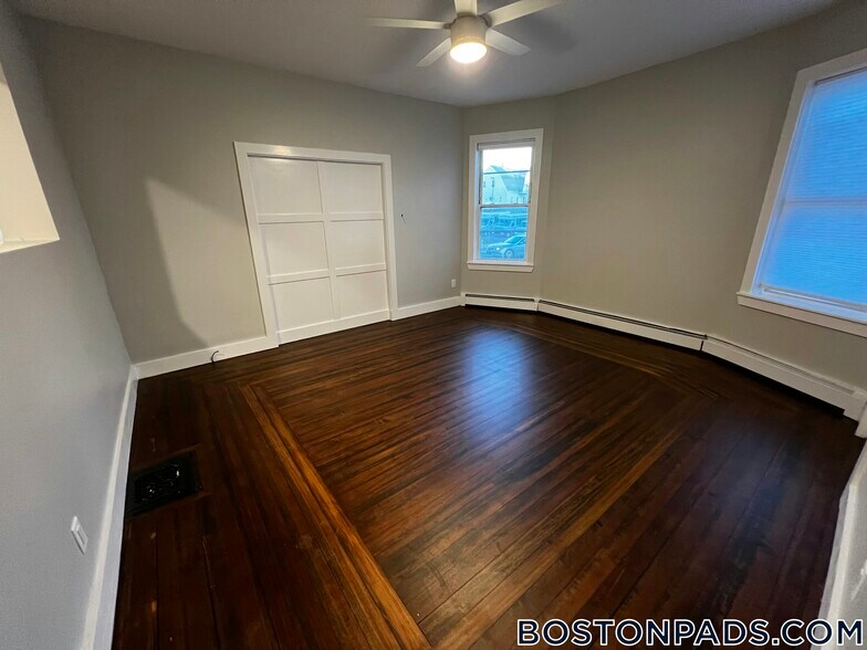 Building Photo - 158 Holland St