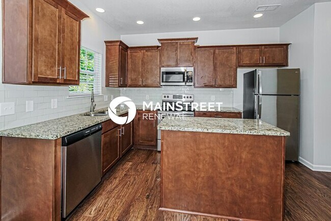 Building Photo - 3 Bedroom Pet-Friendly Home in KNOXVILLE, TN with Main Street Renewal