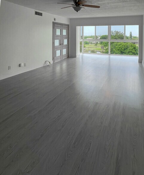Building Photo - 2202 S Cypress Bend Dr