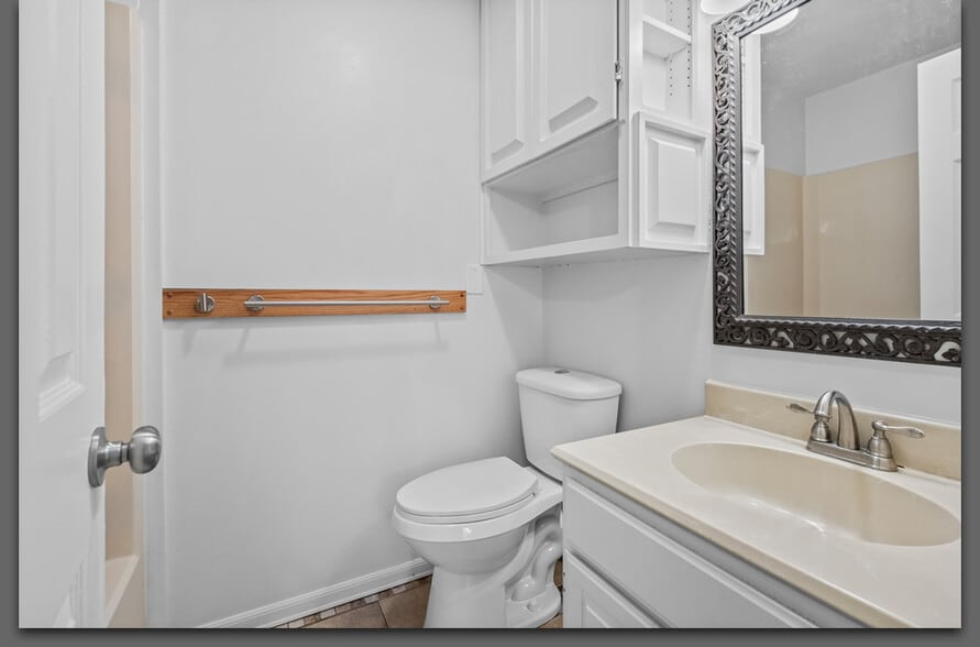 West Bedroom?s Bathroom - 1519 N Leverett Ave