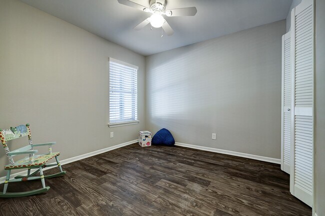 Building Photo - 7913 Ellinger Ln