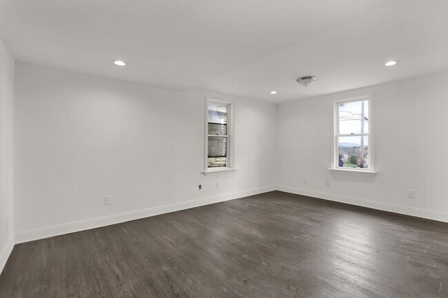 Building Photo - 569 Pleasant St