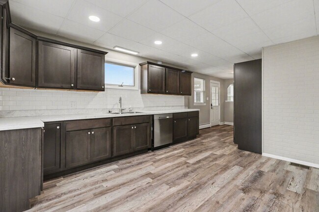 Building Photo - 5885 Avis Ln