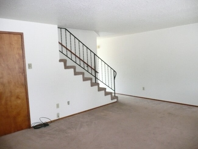 Building Photo - Cute 2 Bedroom Townhouse In Spanaway!!