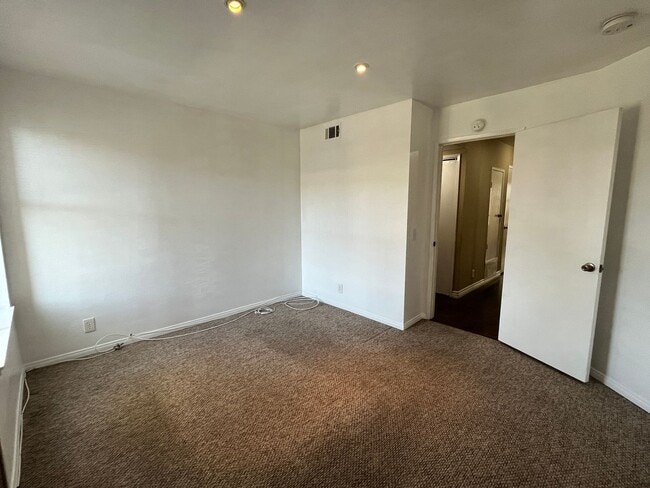 Building Photo - 1st floor condo w/pool, spa, clubhouse, te...