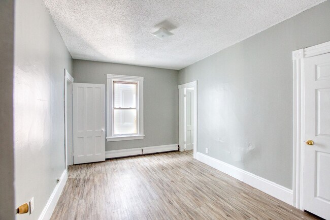 Building Photo - OVERSIZED 3 bedroom 1 bathroom Apartment