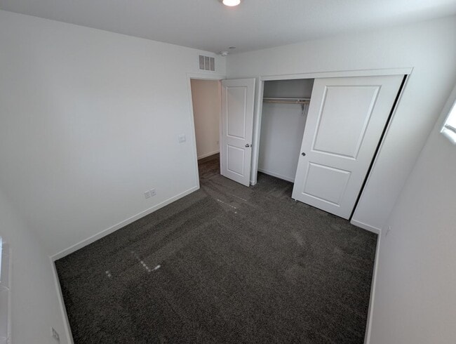 Building Photo - 924 Violet Heron St