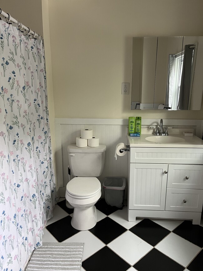 Building Photo - 25 Besch Ave