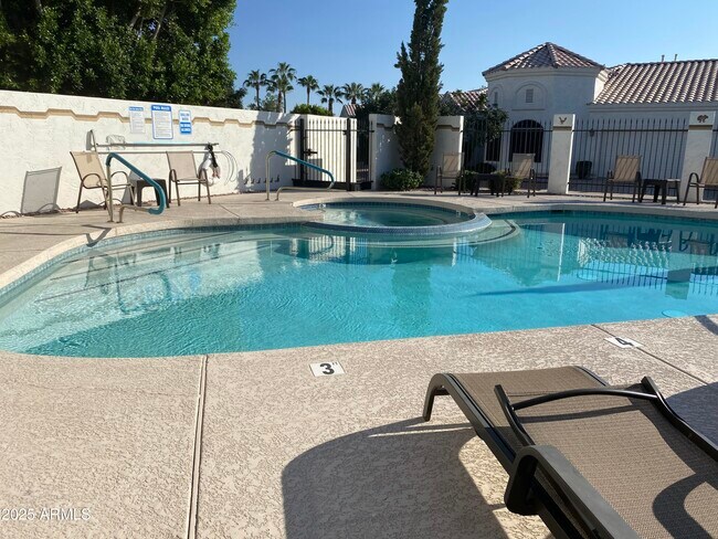 Building Photo - 320 S 70th St