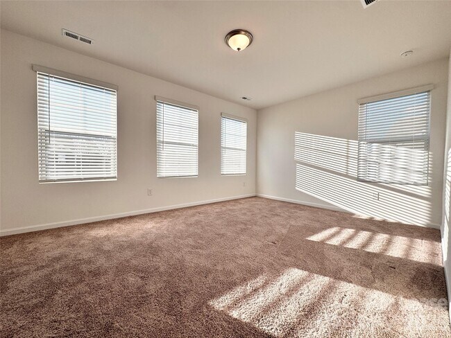 Building Photo - 699 Kitfox Dr NW