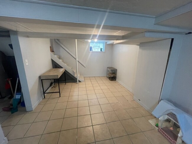 Building Photo - Beautiful, Charming and Well Maintained Fo...