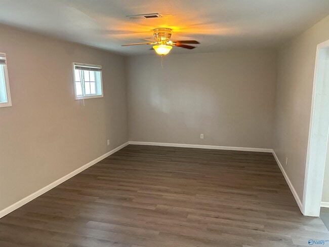Building Photo - 1707 Buena Vista Cir SE