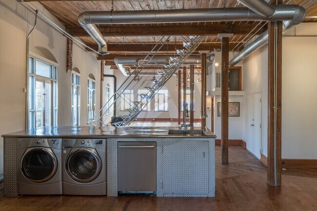 Building Photo - 161 Mangum St SW