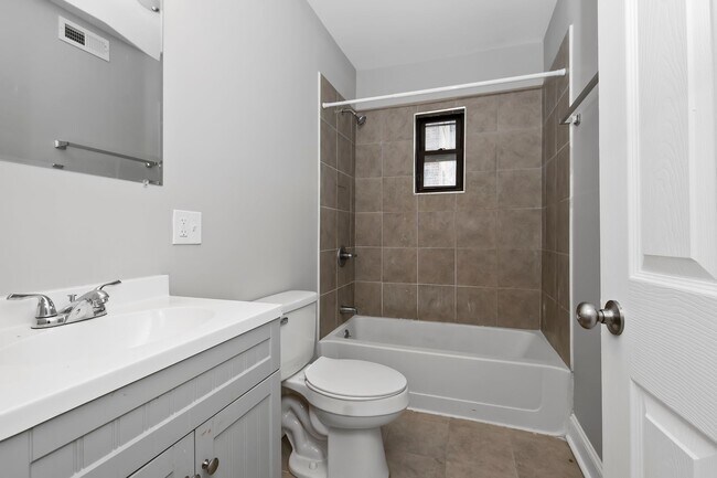 Building Photo - Condo Quality 1-Bedroom/ 1- Bathroom Condo Quality Apartment! – No Security Deposit!