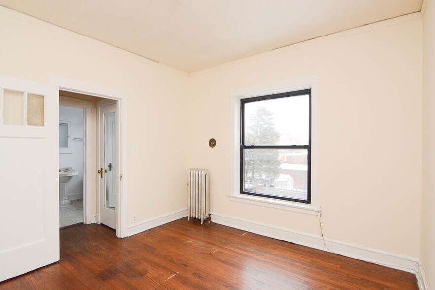 Building Photo - 2426 N Sawyer Ave