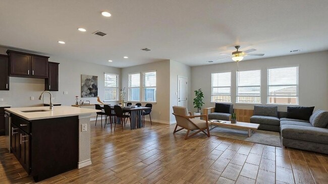 Primary Photo - 798 Eves Necklace Dr.