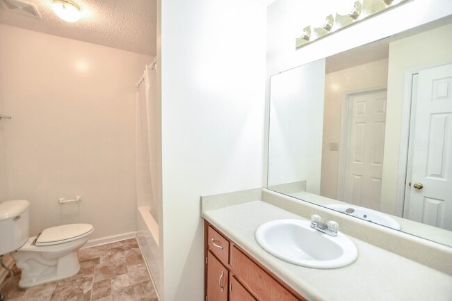 Building Photo - Pet Friendly Two Bedroom!