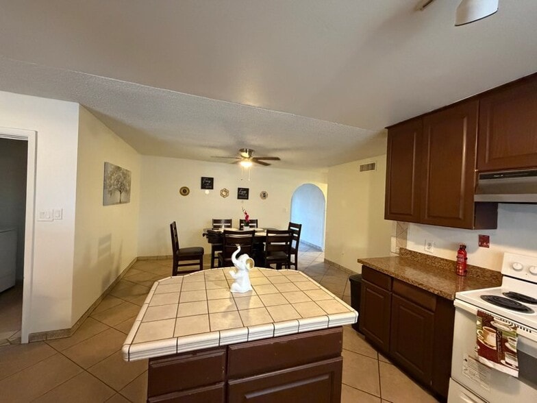 Building Photo - 8119 W Glenrosa Ave