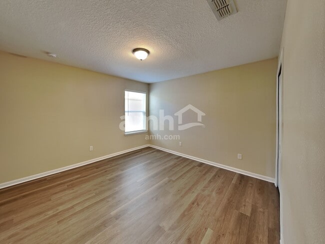 Building Photo - 332 Silver Glen Ave