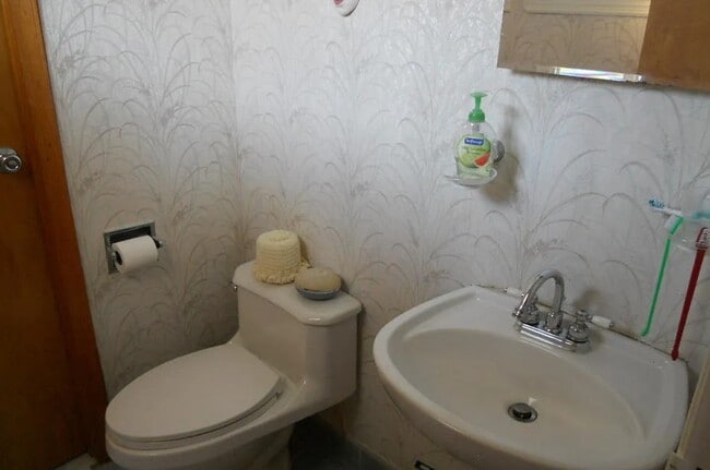 Building Photo - 19 Berglund Ave