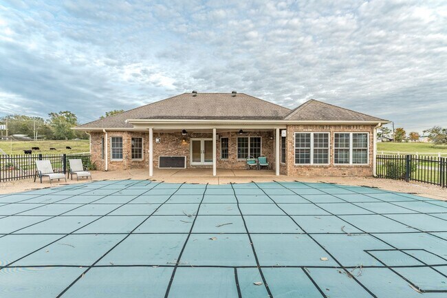 Building Photo - Beautiful spacious 3 bedroom home with a p...