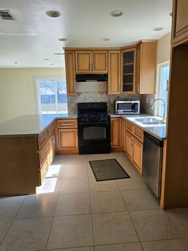 Building Photo - Close to Cal State