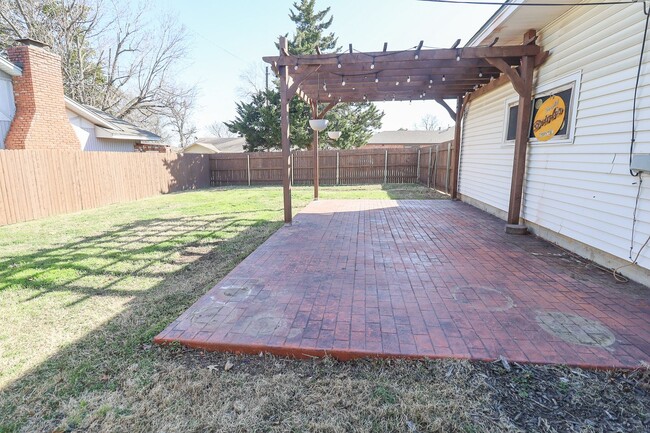 Building Photo - Updated 3 Bed / 1.5 Bath in Tulsa!