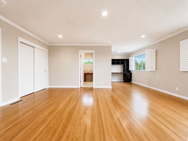 Building Photo - Refined Piedmont Residence with Timeless Mid-Centry Appeal