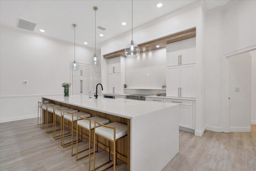 Building Photo - 3337 Sandpiper Dr