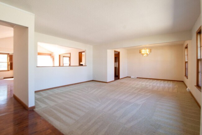 Building Photo - 4 Bed 3 Bath 2 Car Garage