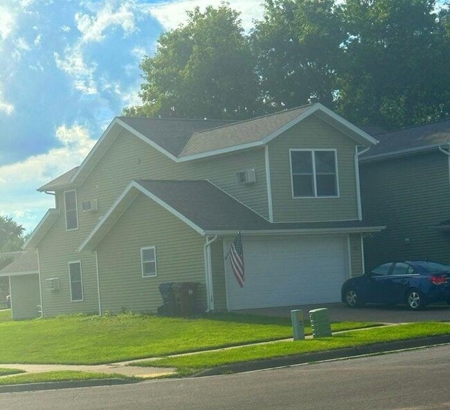 Building Photo - 903 8th Ave N