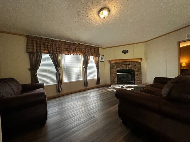 Building Photo - Spacious 4 bedroom/2 bath home for rent - ...