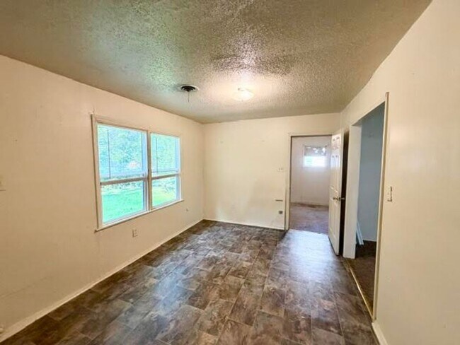 Building Photo - 122 Meadowbrook St