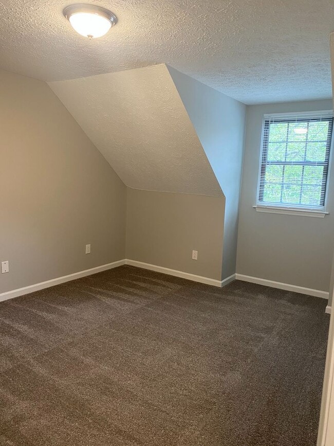 Building Photo - Spacious 4BR Townhome with Finished Basement & Community Amenities