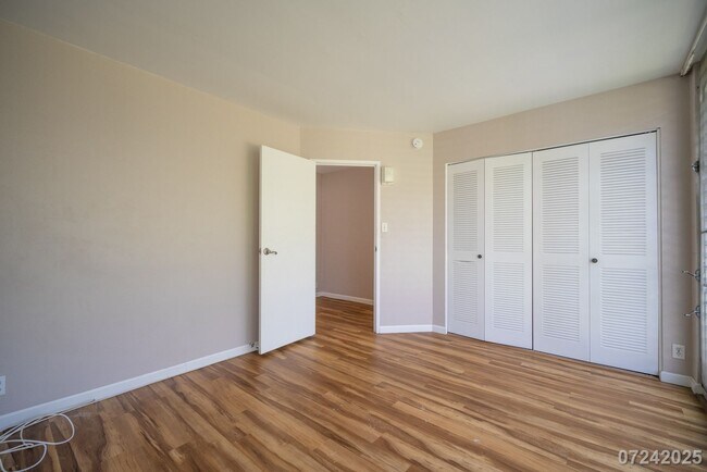 Building Photo - 2 Bed 1 Bath in Waikalani Woodlands