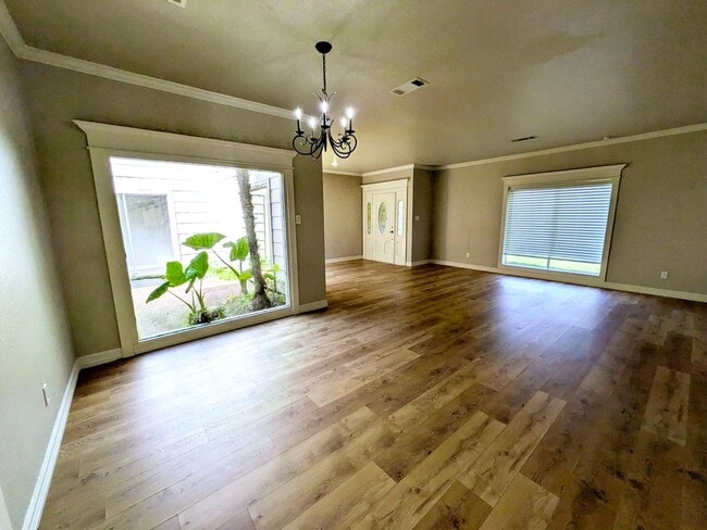 Building Photo - 5845 Woodway Dr