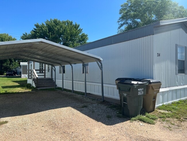 Building Photo - 204 E 1st St