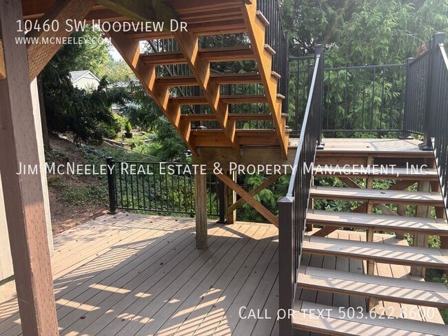 Building Photo - 10460 SW Hoodview Dr