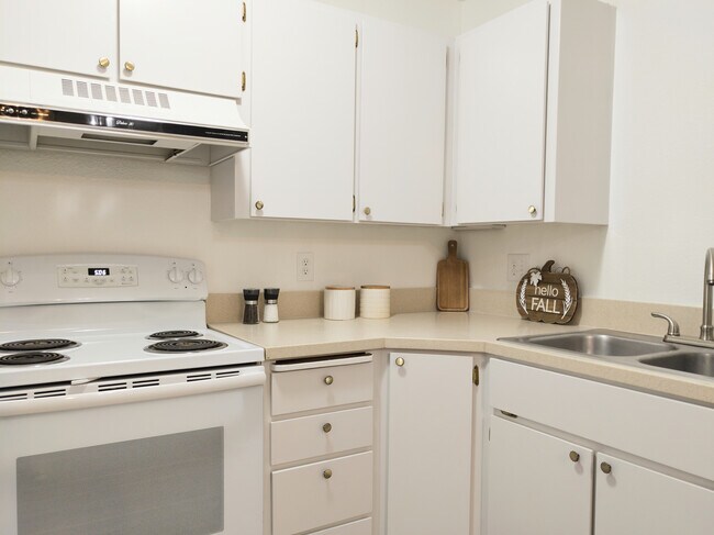 Building Photo - 1325 E Syringa Dr