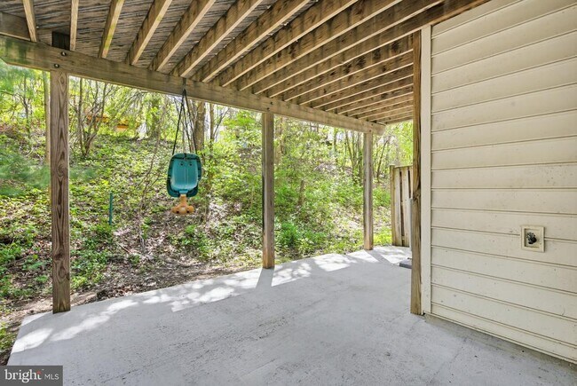 Building Photo - 10635 Hillingdon Rd