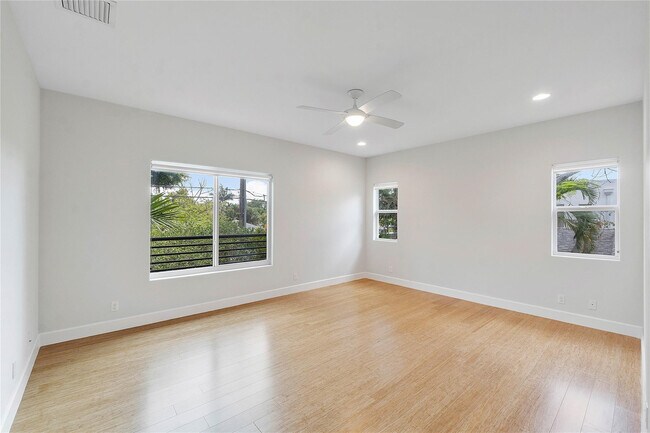 Building Photo - 825 NE 17th Way