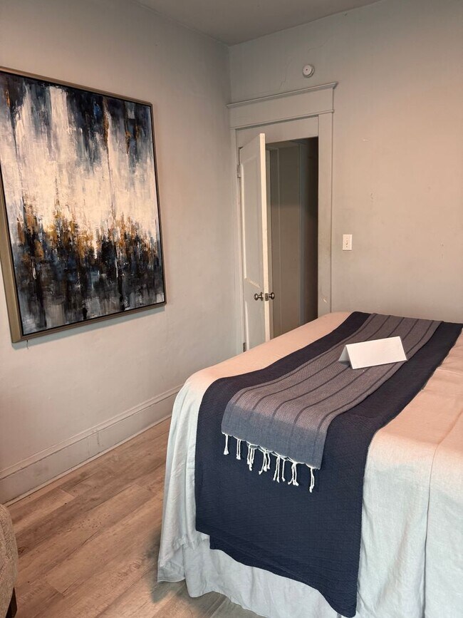 Building Photo - NOW LEASING! Renovated 1 bed, 1 bath avail...