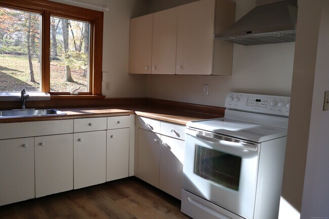 Building Photo - 151 Chestnut Ridge Rd