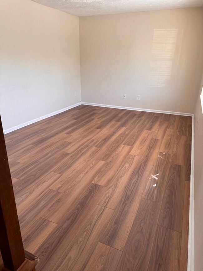 Building Photo - 3 Bedroom || 2.5 Bathroom Townhouse