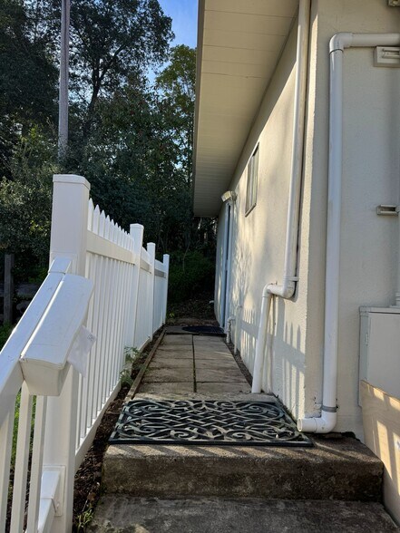 Building Photo - 160 College Ave